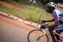 En route dans un pays en crise: un coureur cycliste à l'entraînement à Bangui (Centrafrique)