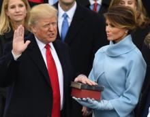 Le président élu Donald Trump prête serment sur la Bible tenue par sa femme Melania, lors de son inv