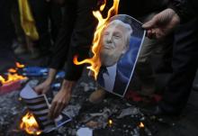 Un manifestant brûle un portrait du président américain Donald Trump, le 11 décembre 2017 à Téhéran