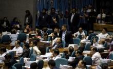 Un parlementaire vote en faveur de la prolongation de la loi martiale aux Philippines, à Manille, le