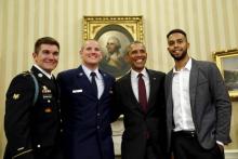Spencer Stone, Anthony Sadler, Barack Obama et Alek Skarlatos lors d'une cérémonie à la Maison-Blanche jeudi 17.