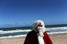 Le Père Noël à la plage.