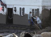 Une maison est cernée par la boue et les débris à Montecito, en Californie, le 10 janvier 2018