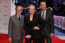 Le réalisateur Steven Spielberg pose avec Meryl Streep et Tom Hanks pour la première du film The Post, à Londres, le 10 janvier 2018