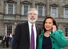 Le leader historique du Sinn Féin, Gerry Adams (g) et son bras droit Mary Lou McDonald, le 10 mars 2016 à Dublin