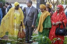 La première dame du Niger, Lala Malika Issoufou, regarde un jardin urbain à l'Oasis, un centre pour le développement de l'entrepreneuriat féminin à Niamey, le 18 janvier 2018