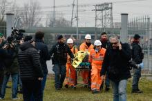 Photo fournie par les pompiers italiens sur le site du déraillement du train près de Milan, le 25 janvier 2018