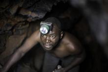 Un mineur artisanal se déplace dans une mine de cassérite au sud-ouest de Bukavu, le 28 mars 2017, dans l'est de la République démocratique du Congo.