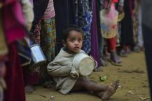 Des réfugiés rohingyas attendent une distribution de nourriture au camp de Thankhali, le 12 janvier 2018 à Ukhia, au Bangladesh
