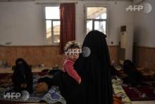 La femme d'un combattant de l'Etat islamique et son enfant, près de Raqa en Syrie, le 8 octobre 2017