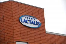 Une note d'information sur le retrait de produits du groupe Lactalis affichée dans une pharmacie d'Orléans, le 11 janvier 2018