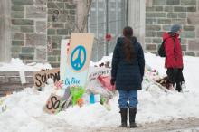Des personnes se recueillent près de la mosquée où s'est déroulée la tuerie, au Québec, le 1er février 2017
