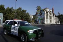 Un véhicule de police stationne devant le site d'une alerte à la bombe et d'un graffiti contre le pape François, quelques jours avant la visite du souverain pontife, à Santiago du Chili, le 12 janvier