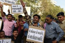 Des manifestants protestent à Ahmedabad, en Inde, contre la sortie d'un film de Bollywood, le 23 janvier 2018
