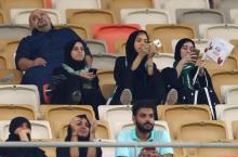 Des Saoudiennes assistent pour la première fois à un match de football dans un stade de Jeddah, dans l'ouest du royaume, le 12 janvier 2018