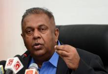 Le ministre des Finances sri lankais Mangala Samaraweera qui a assoupli les lois sur la consommation d'alcool s'adresse a des journalistes à Colombo, le 21 juillet 2017