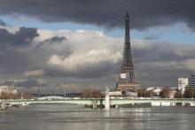 La tour Eiffel, quasiment les pieds dans l'eau pendant un épisode de très forte crue de la Seine, le 26 janvier 2018