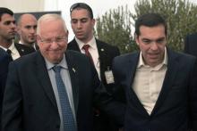 Le président israélien Reuven Rivlin (G) et le Premier ministre grec Alexis Tsipras sur le site d'un futur musée de la Shoah à Thessalonique en Grèce, le 30 janvier 2018