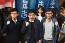 Les leaders du "Mouvement des parapluies" Joshua Wong (d), Nathan Law (c) et Alex Chow (g) devant la Cour d'appel final, le 16 janvier 2018 à Hong Kong