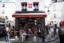 Des touristes dans un restaurant parisien à Montmartre le 6 octobre 2017