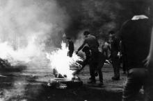 Affrontements dans le centre de Prague entre manifestants et soldats du Pacte de Varsovie, en août 1968