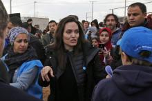 L'ambassadrice de bonne volonté du Haut commissariat de l'ONU pour les réfugiés (HCR) Angelina Jolie visite le camp de réfugiés syriens de Zaatari en Jordanie le 28 janvier 2018