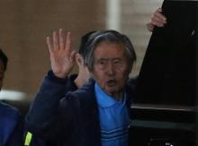 L'ex-président péruvien Alberto Fujimori ressort de la clinique à Lima, le 5 janvier 2018