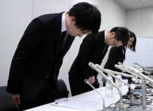 Le président de la plateforme d'échanges électroniques Coincheck Koichiro Wada s'incline en signe d'excuse après un casse virtuel massif à Tokyo, le 26 janvier 2018