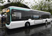 Photo du bus 100% électrique "Bluebus" de la ligne 341 de la RATP, prise place de l'Etoile, à Paris, le 30 mai 2016