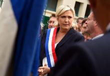 Marine Le Pen s'entretient avec Steeve Briois lors des célébrations du 14 juillet Henin-Beaumont dan