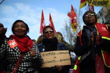 Des employées manifestent mardi 30 janvier 2018 à Marseille portant des pancartes avec un slogan "non au travail à la chaîne"