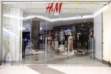 Un magasin H&M fermé après une intrusion par des militants des Combattants économiques de la liberté (EFF, gauche radicale), en signe de protestation contre une publicité de la marque, à Johannesbourg