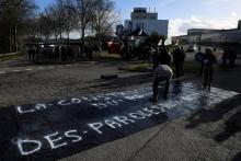 Agriculteurs manifestant devant l'usine de Celia, une filiale de Lactalis, le 19 janvier 2018 à Craon (Mayenne)