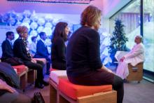 Des participants au forum de Davos participent à une séance de méditation, le 24 janvier 2018.