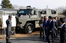 Le Premier ministre australien Malcolm Turnbull et son homologue japonais Shinzo Abe visitent le camp militaire nippon de Narashino, dans la banlieue de Tokyo, le 18 janvier 2018