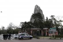 Des officiers de police patrouillent devant le zoo de Vincennes après qu'une cinquantaine de babouins se sont échappés de leur enclos, le 26 janvier 2018