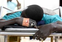 Une personne hospitalisée, le 7 janvier 2018 à Ziguinchor, après une attaque qui a fait 13 morts dans une forêt de Casamance, région du sud du Sénégal en proie à une rébellion depuis 35 ans