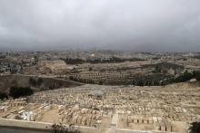 Un cimetière juif et une vue de la Vieille ville de Jérusalem, le 6 décembre 2017