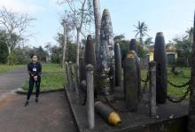 Une guide se tient près de reliques de bombes américaines, à Vinh Moc, au Vietnam, le 18 janvier 2018