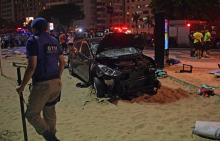 Une voiture est montée accidentellement sur le trottoir de la plage de Copacabana à Rio de Janeiro, le 18 janvier 2018