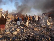 Des habitants de Saada inspectent les dégâts après un bombardement, le 6 janvier 2018 au Yémen