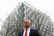 Une statue de cire du président américain Donald Trump devant une nouvelle ambassade des Etats-Unis à Londres, le 12 janvier 2018