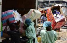 Des agents du ministère de la Santé charge un camion de faux médicaments saisis sur le marché d'Adjamé à Abidjan, le 3 mai 2017 en Côte d'Ivoire
