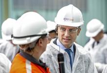 Emmanuel Macron, alors ministre de l'Economie, visite l'entreprise Aperam, à Isbergues, le 27 juin 2