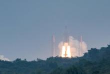 (Archive) Une fusée Ariane 5 décolle du centre spatial aérien de Kourou le 12 décembre 2017, à Kourou, en Guyane française