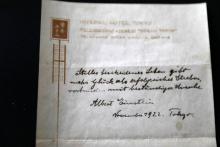 Une note manuscrite du physicien Albert Einstein en 1922, montrée à Jérusalem le 19 octobre 2017