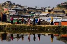 Des réfugiés Rohingyas marchent dans un camp de réfugiés à Ukhia, au Bangladesh, le 22 novembre 2017