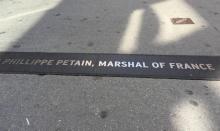 La plaque rendant hommage au maréchal Pétain, vainqueur de Verdun, à New York photographiée le 17 août 2017