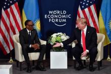 Le président américain Donald Trump rencontre le dirigeant rwandais Paul Kagame au forum de Davos, le 26 janvier 2018 à Davos, en Suisse.