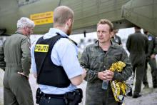 Peter Madsen parle à un policier à Dragoer Harbor au sud de Copenhague le 11 août 2017